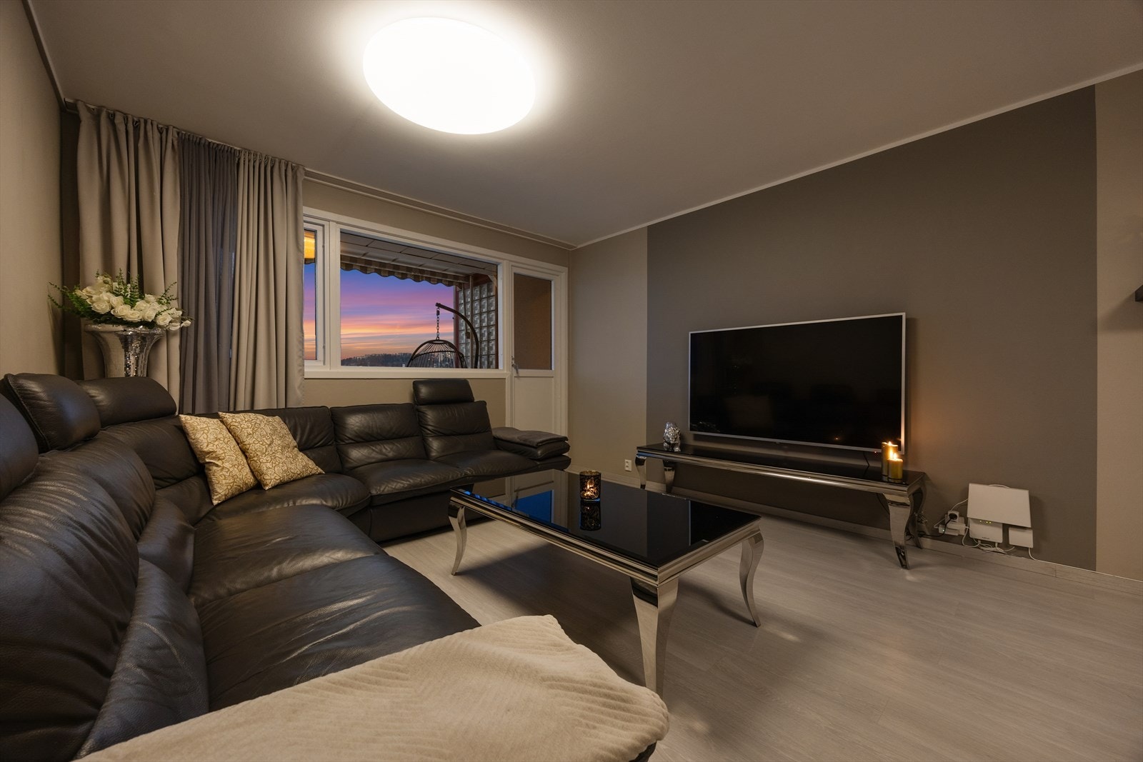 En kombinasjon av sofagruppe og spiseplass fungerer utmerket i dette rommet Galleribilde