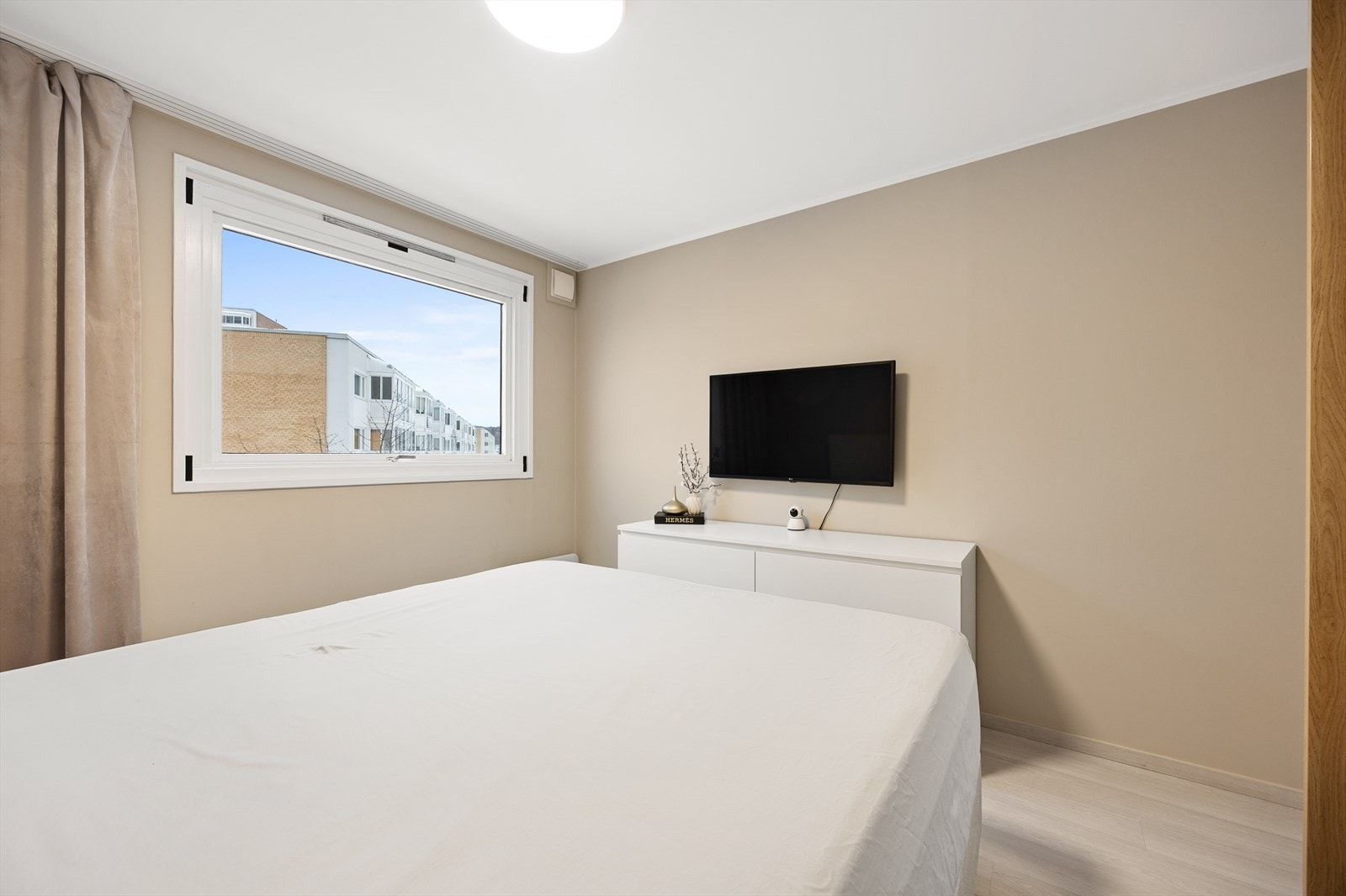 Også her er det nylig lagt gulv og overflatebehandlede vegger Galleribilde