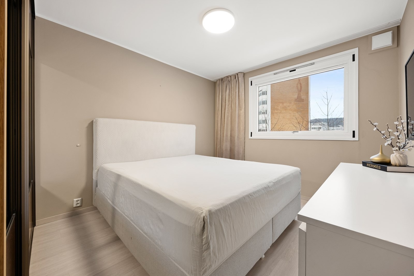 Leiligheten har to soverom. Hovedsoverommet har god plass til dobbeltseng Galleribilde