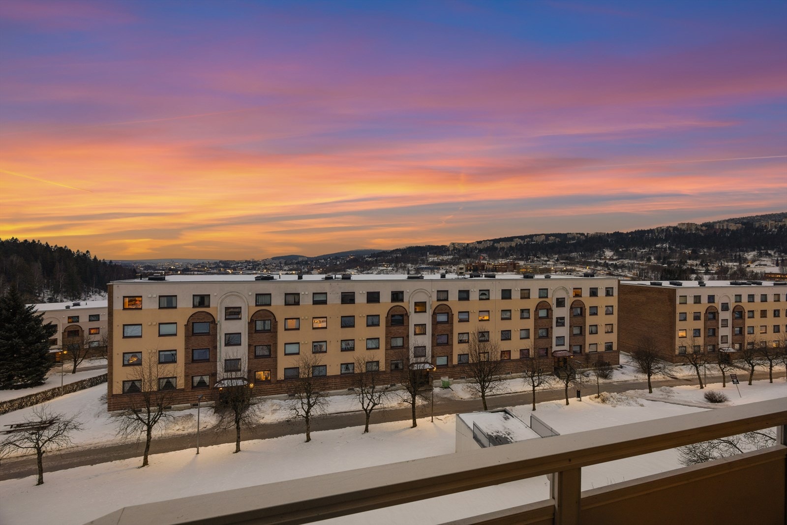 Utsikt over nabolaget fra leiligheten Galleribilde