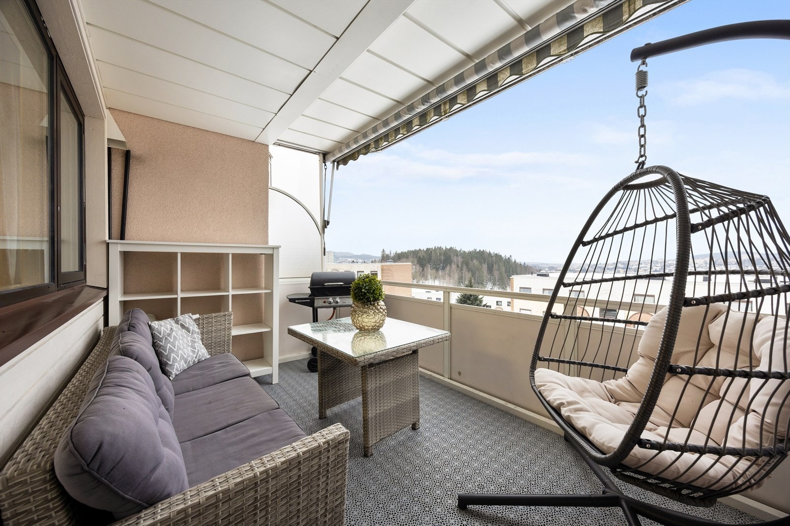 Den romslige balkongen på 8 m² har god plass til en sittegruppe og utemøblement Galleribilde