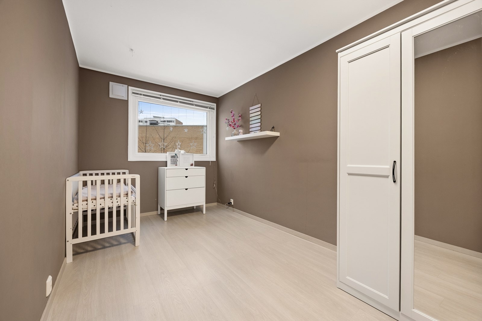 Det andre soverommet egner seg godt som barnerom, gjesterom eller kontor Galleribilde