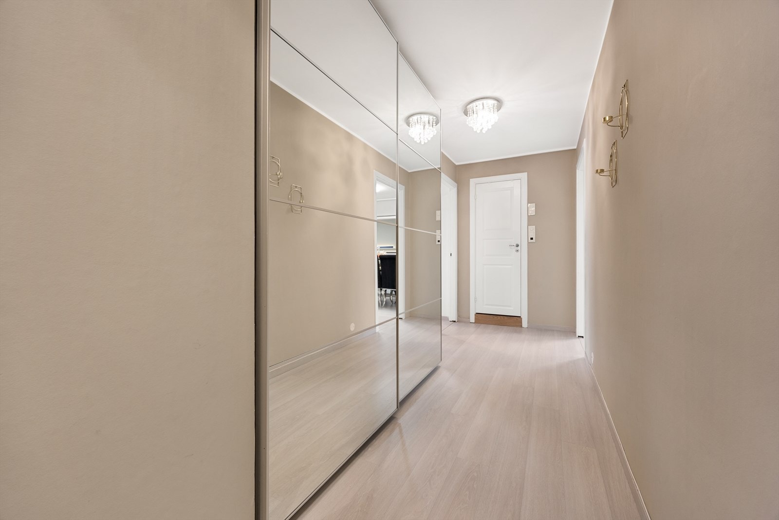 Gangen har rikelig med oppbevaringsplass i en stor skyvedørsgarderobe med speilfronter Galleribilde