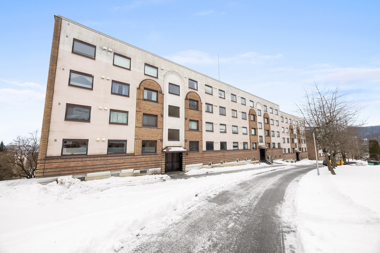 Bygningen er fra 1971 og har en fasade forblendet med teglstein Galleribilde