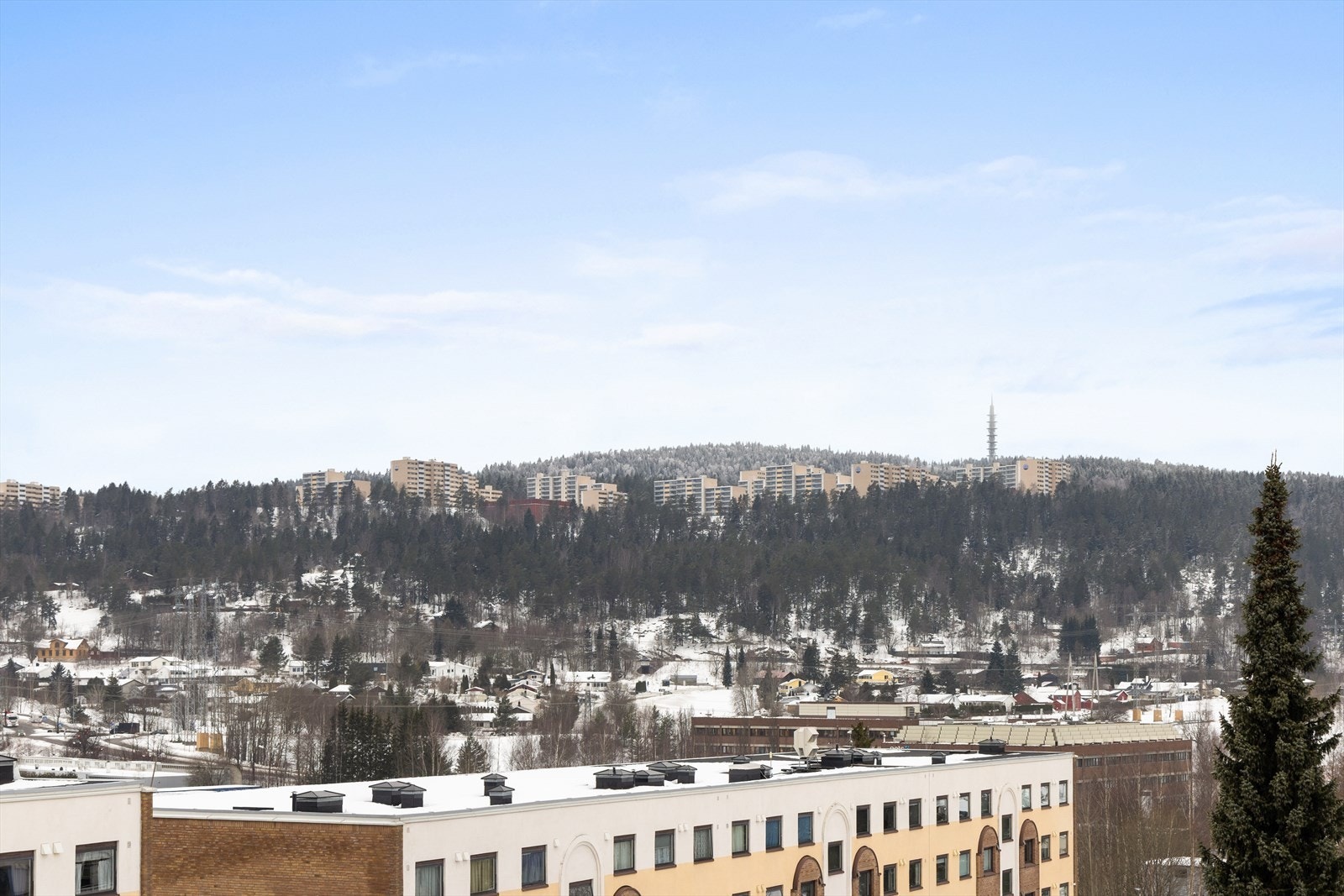 Rommensletta idrettsanlegg med fotballbaner ligger bare fem minutter unna Galleribilde