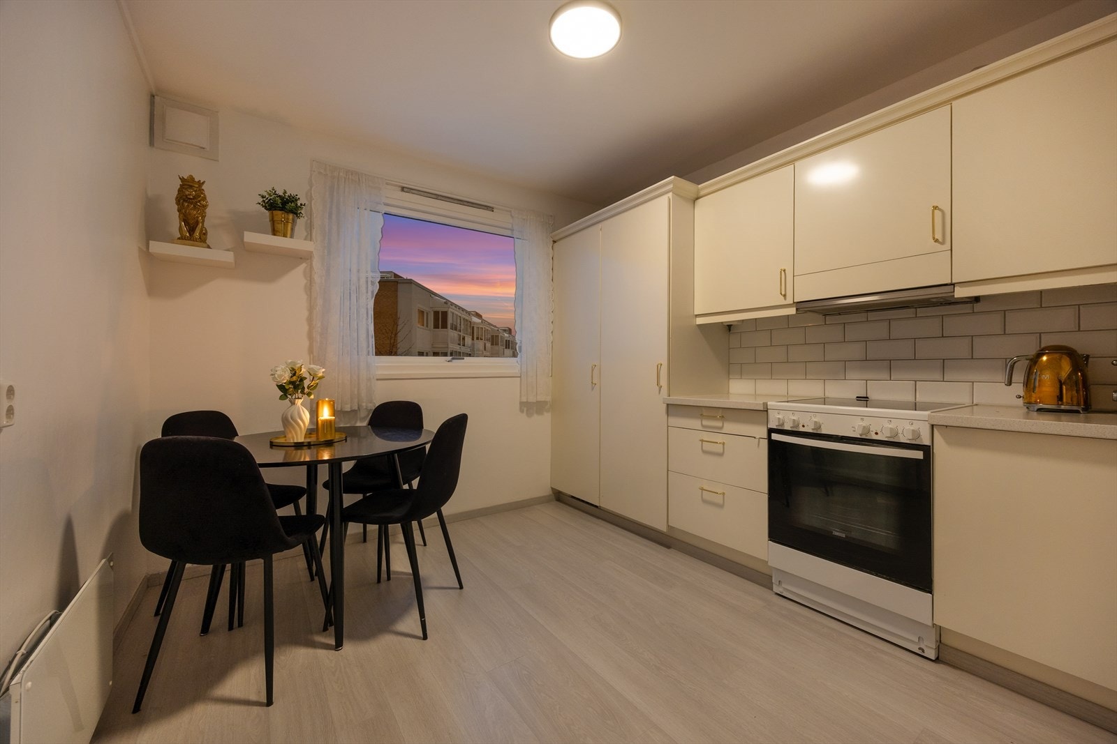 Kjøkkenet har en lun atmosfære også på kveldstid Galleribilde