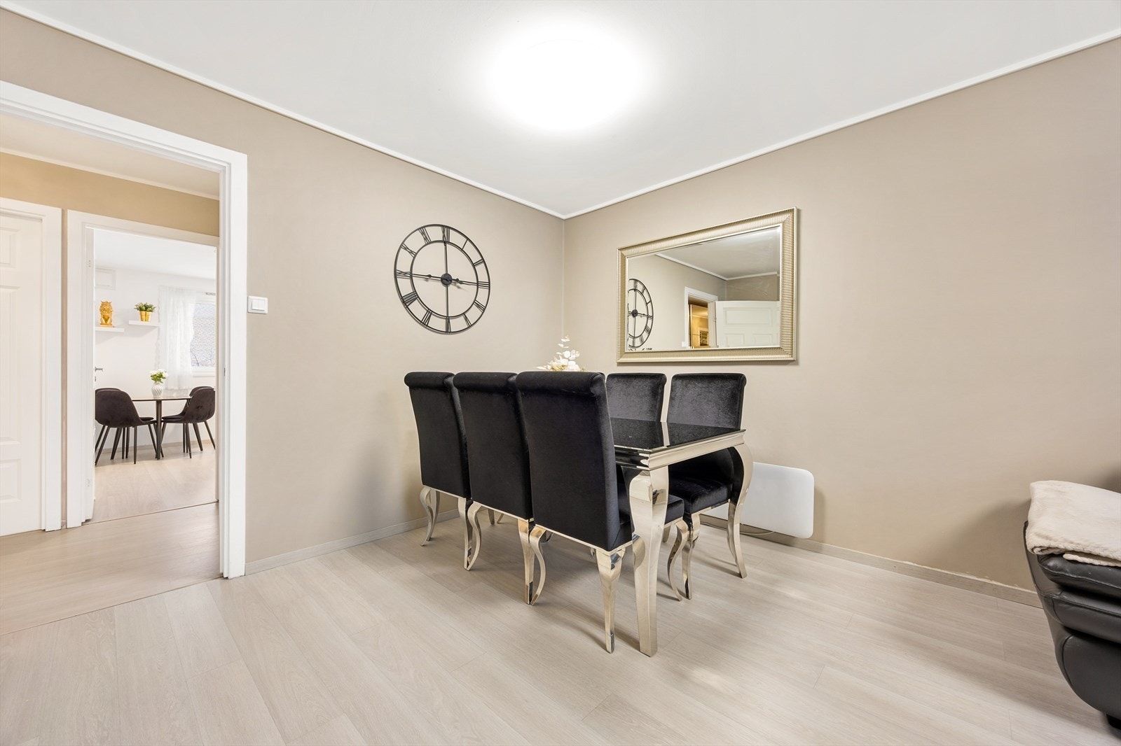 Rommet har en takhøyde på ca 2.44 meter, som bidrar til en god romfølelse Galleribilde