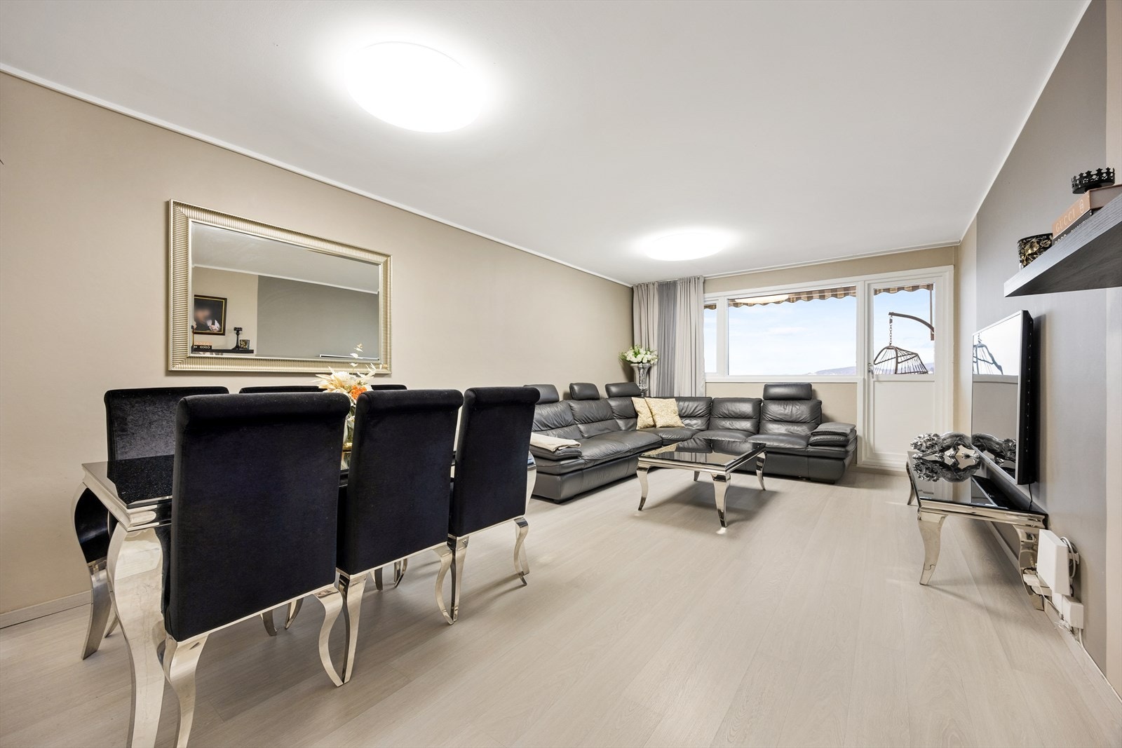 Fra stuen er det direkte utgang til balkongen, som fungerer som en forlengelse av rommet Galleribilde