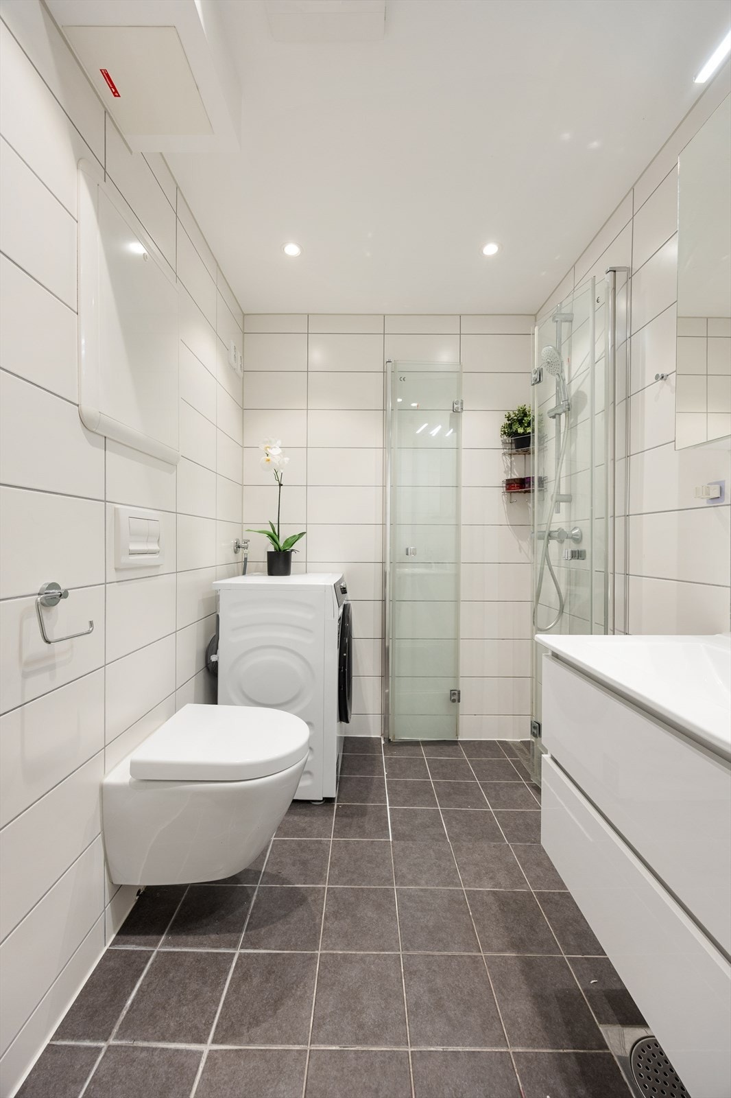 Her er det gulvvarme for komfort, samt vegghengt toalett med innebygget sisterne Galleribilde