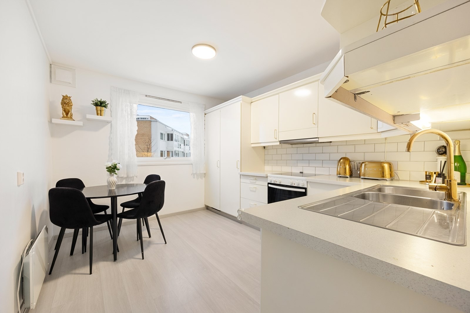 Innredningen har en slitesterk laminatbenkeplate og integrert kjøl/frys Galleribilde