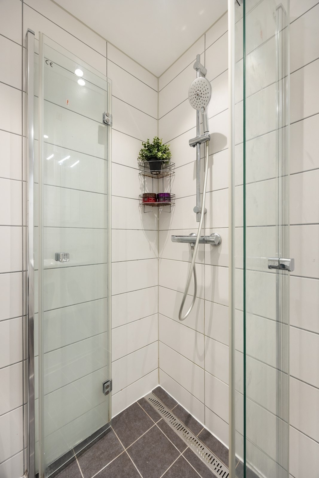 Dusjsonen har dører i herdet glass og sluk i plast fra 2019 Galleribilde