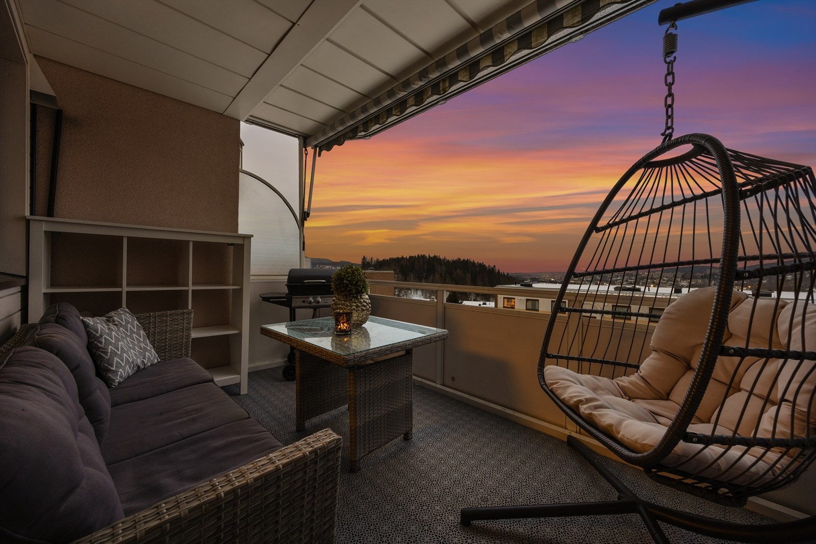 Uteplassen er et fint sted å trekke seg tilbake også på kveldstid Galleribilde