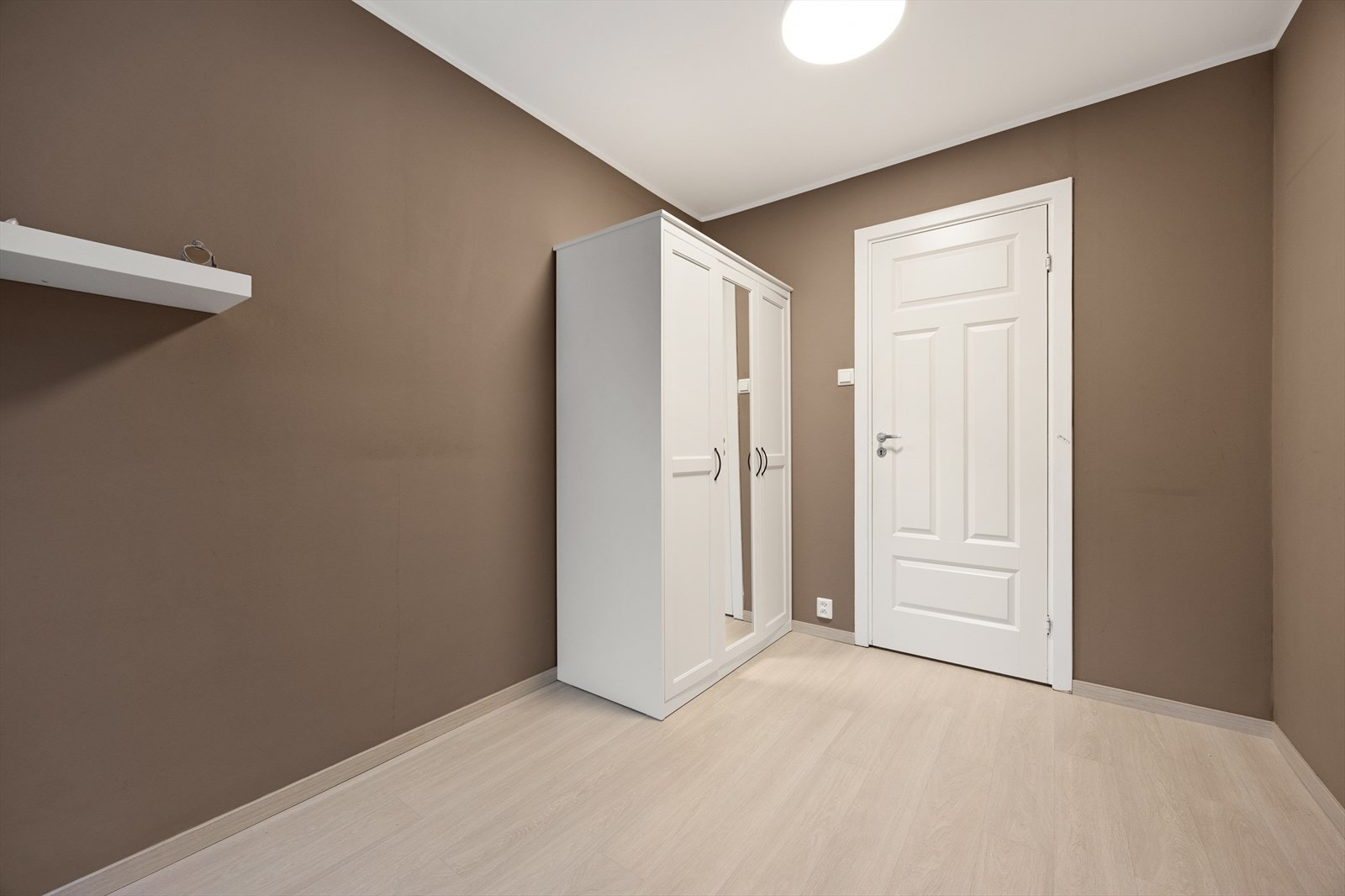 Rommet har plass til seng og garderobeløsning Galleribilde