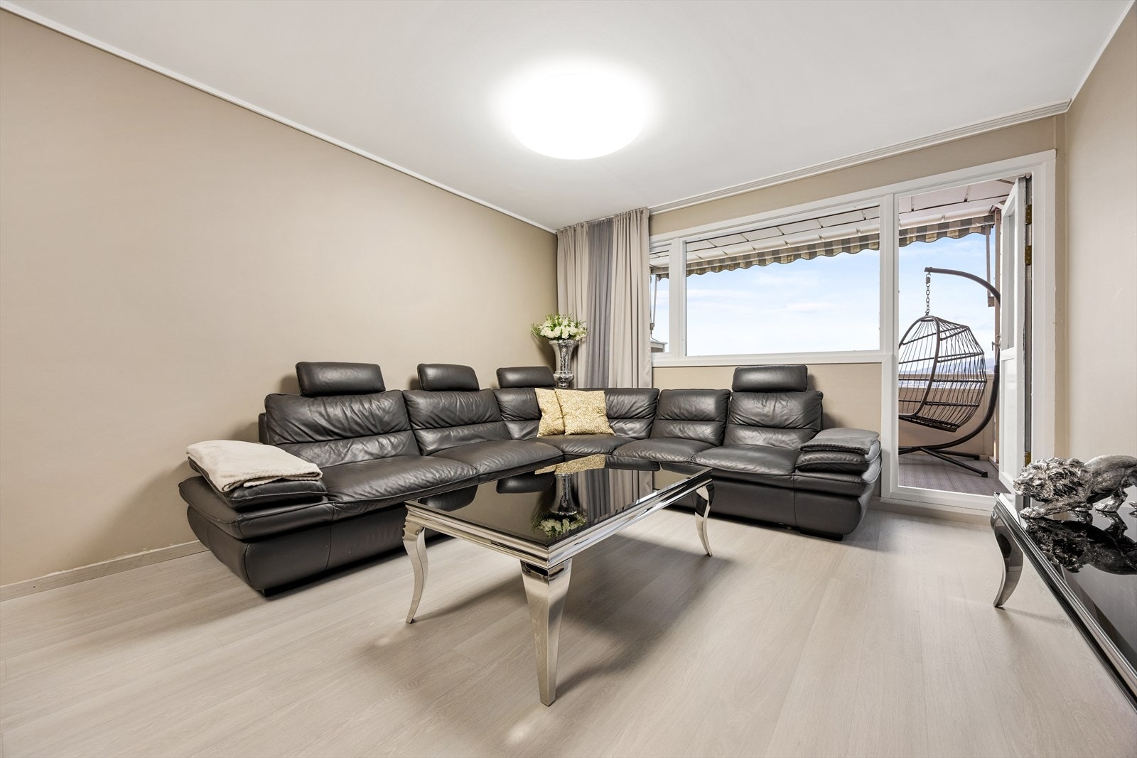 De store vindusflatene slipper inn lys og gir utsyn Galleribilde