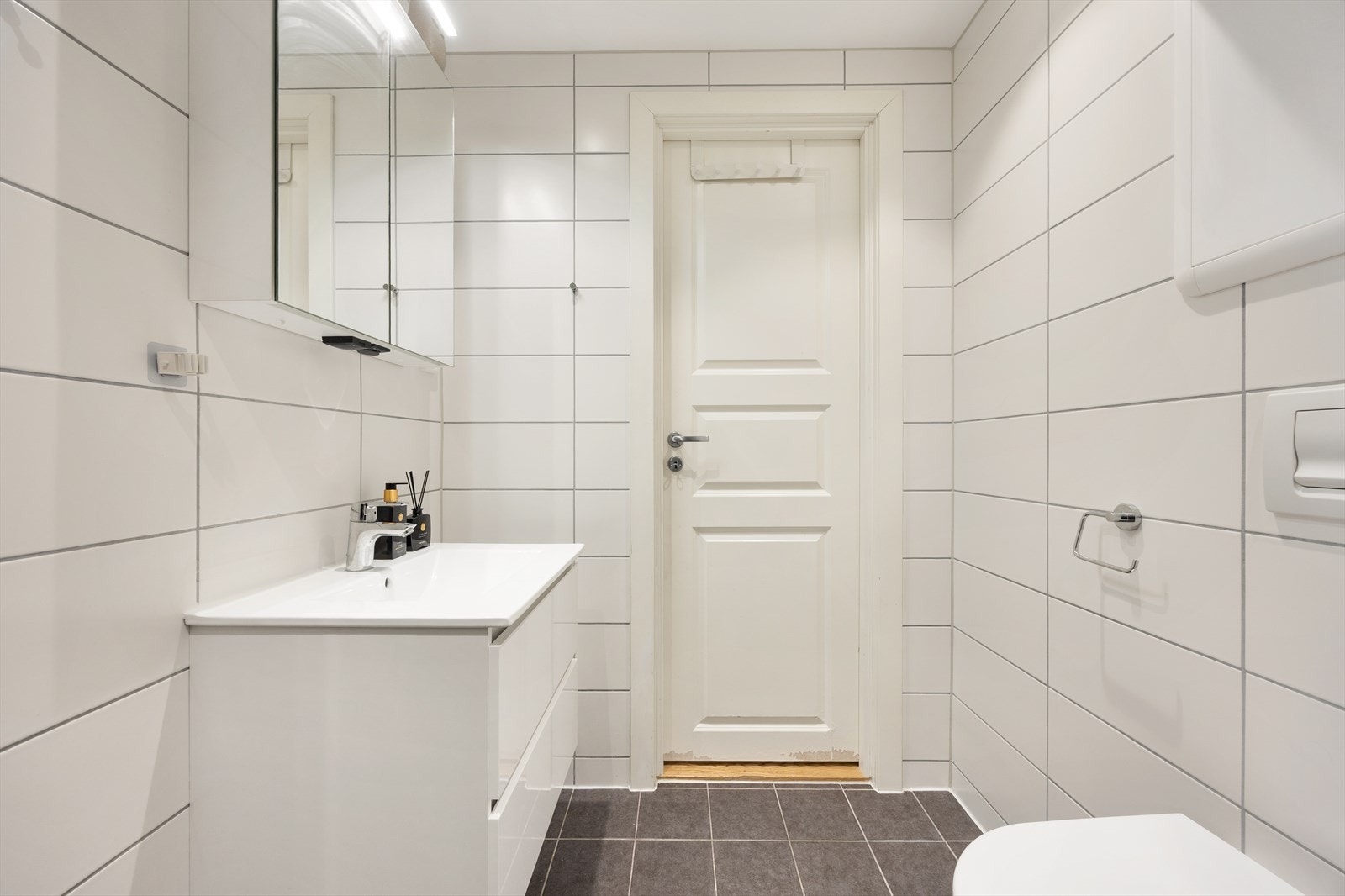 Rommet har en moderne servantinnredning med god oppbevaringsplass Galleribilde