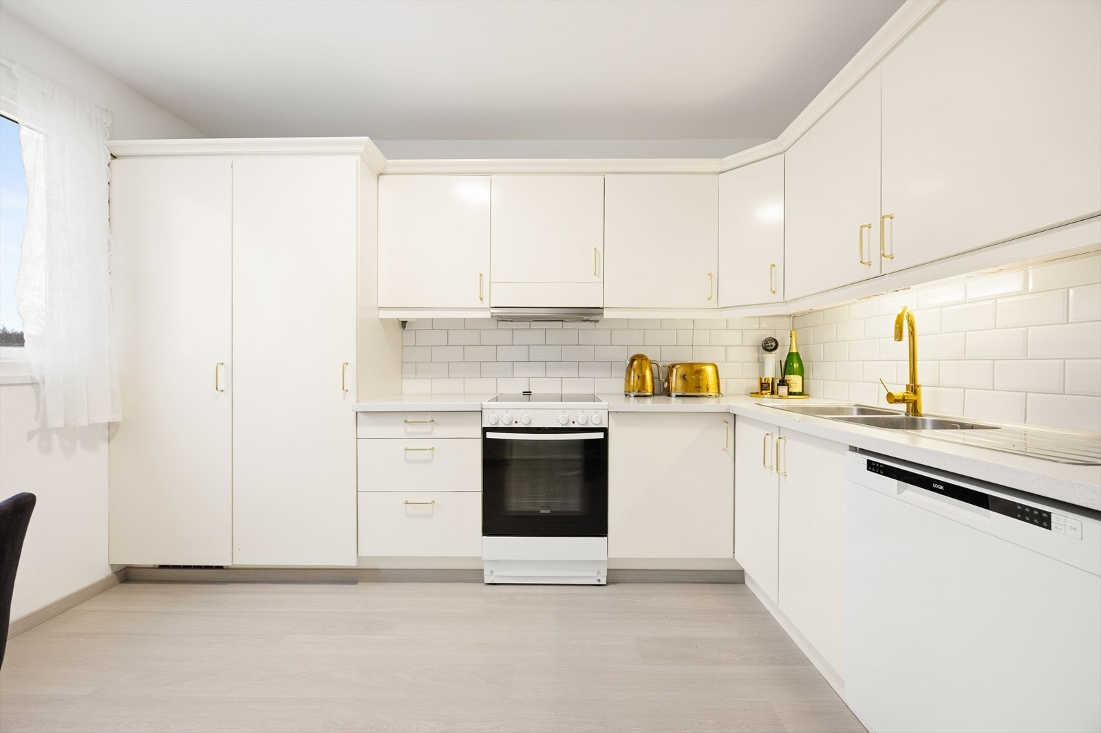 Det er godt med skap- og benkeplass, samt opplegg for oppvaskmaskin Galleribilde