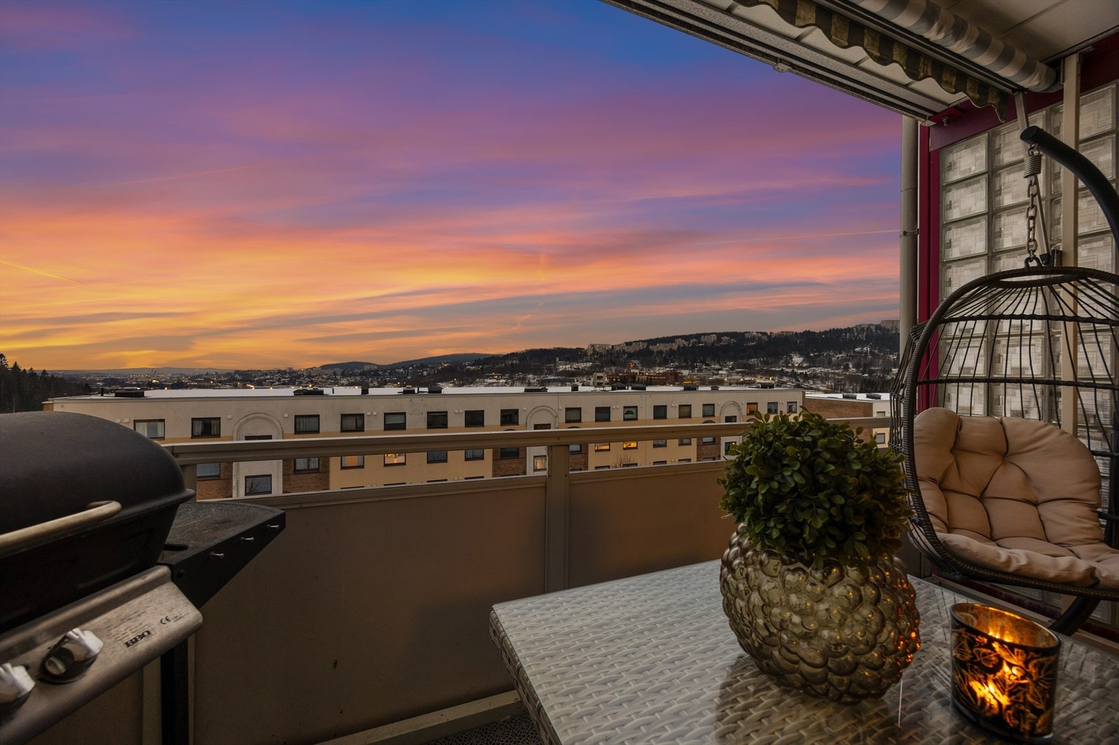 Fra balkongen er det en åpen og vid utsikt over nærområdet Galleribilde