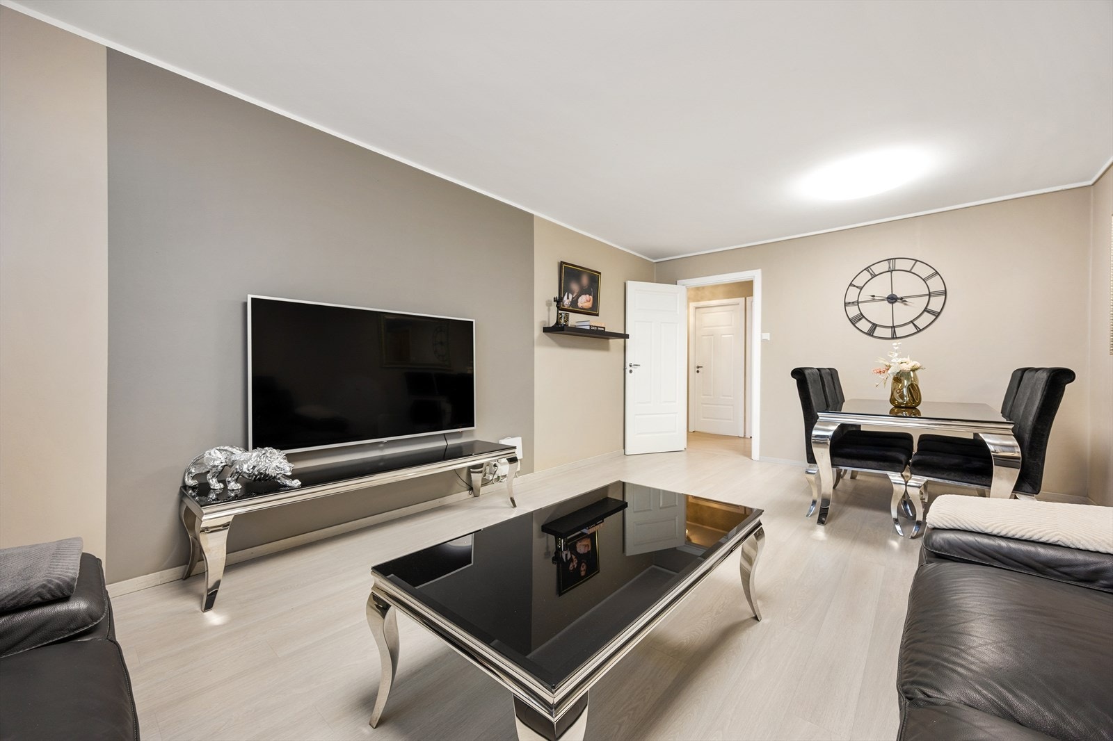 Vegger er sparklet, pusset og malt, og gulvet er nylig lagt Galleribilde