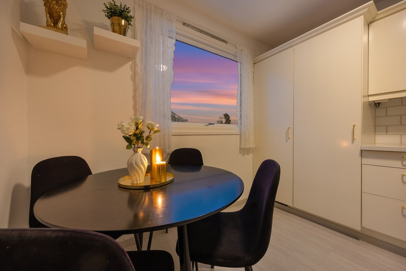 Vinduet gir godt med dagslys til spiseplassen Galleribilde