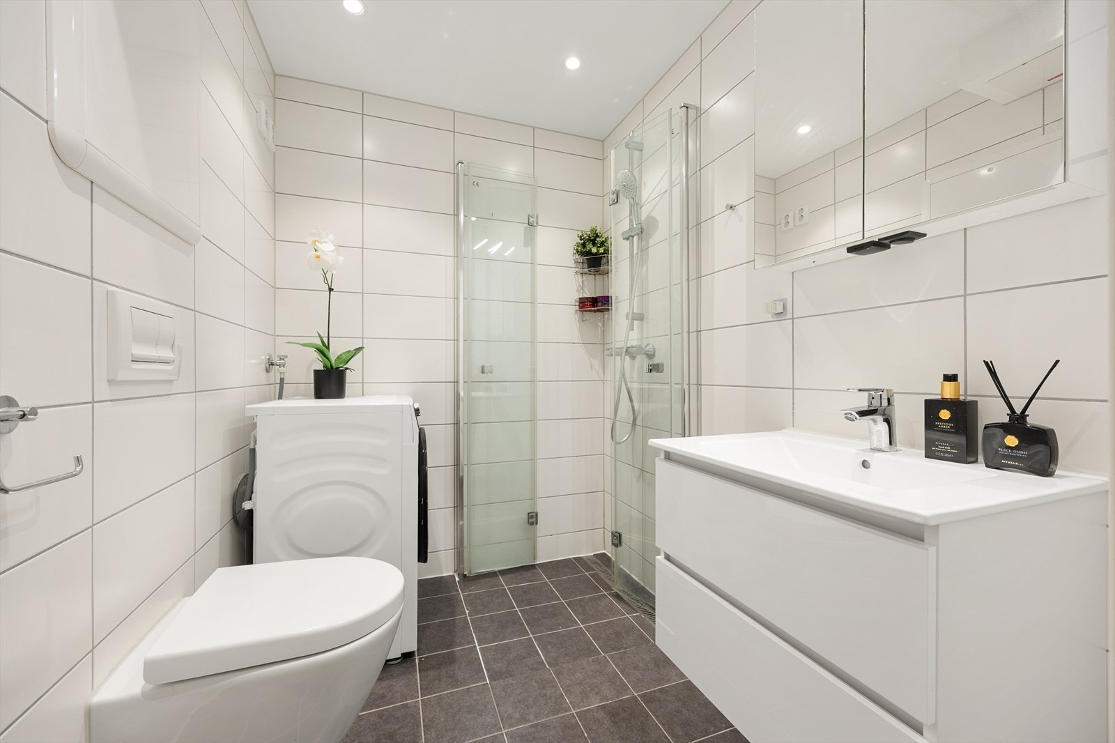 Badet ble pusset opp i 2019 i regi av borettslaget og har opplegg for vaskemaskin Galleribilde