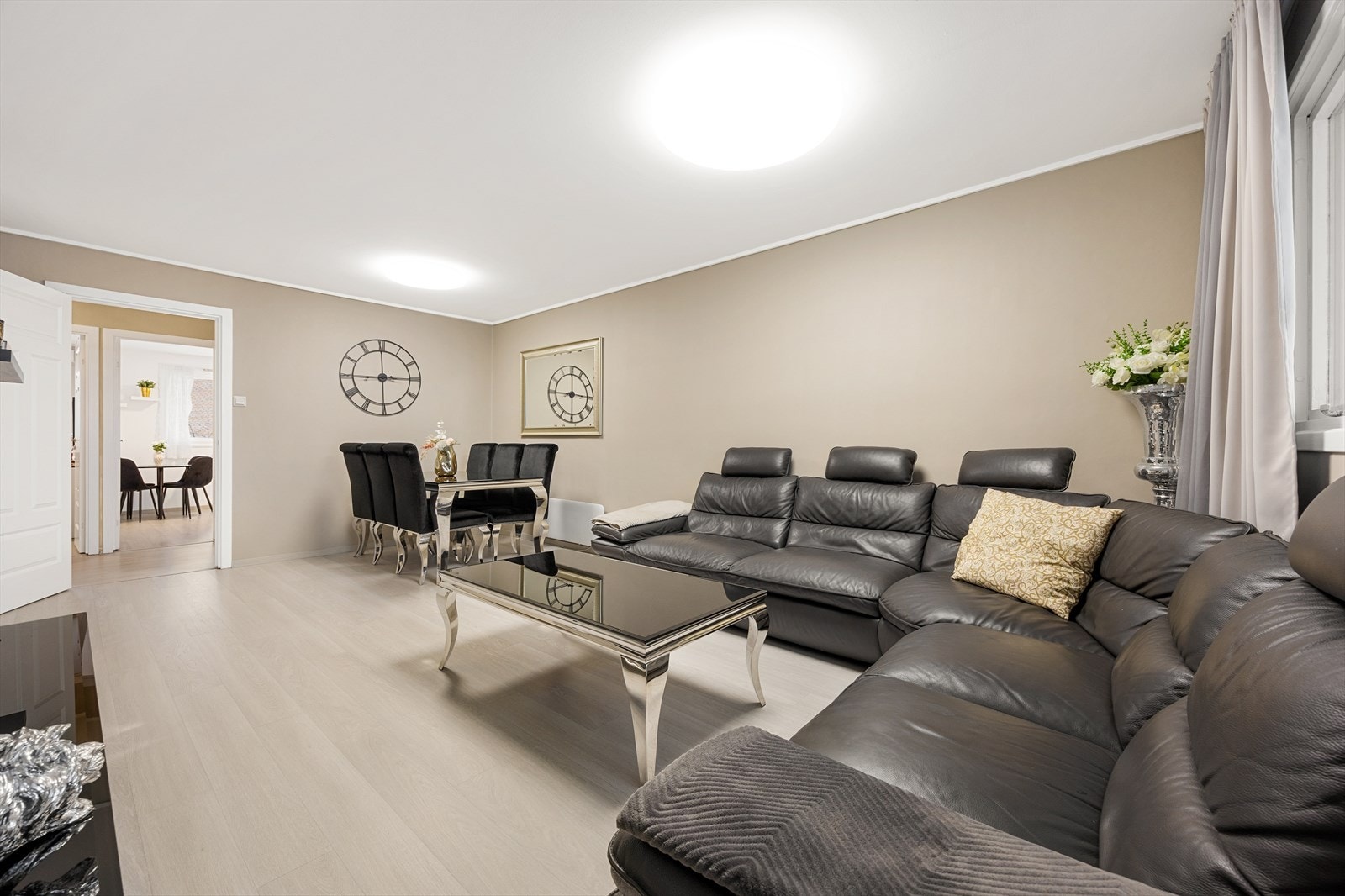 Stuen er romslig og gir fleksibilitet for møblering av både sittegruppe og spisebord Galleribilde