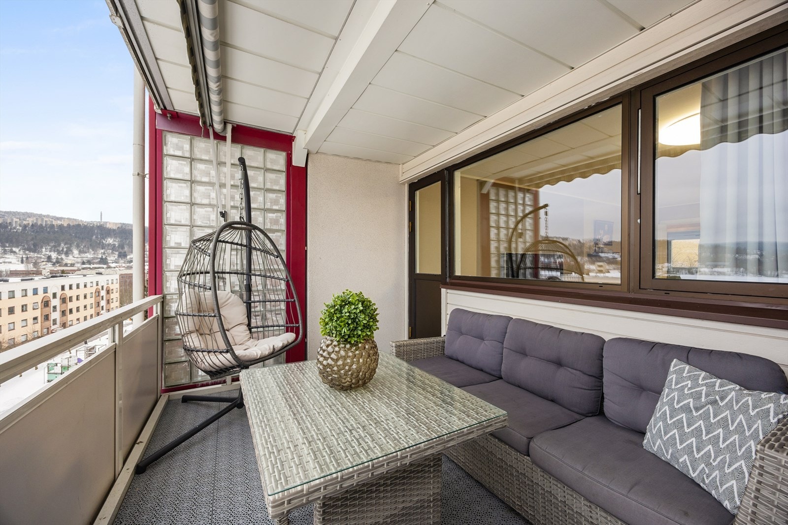 Balkongen er bygget med betongdekke og har rekkverk i metall Galleribilde