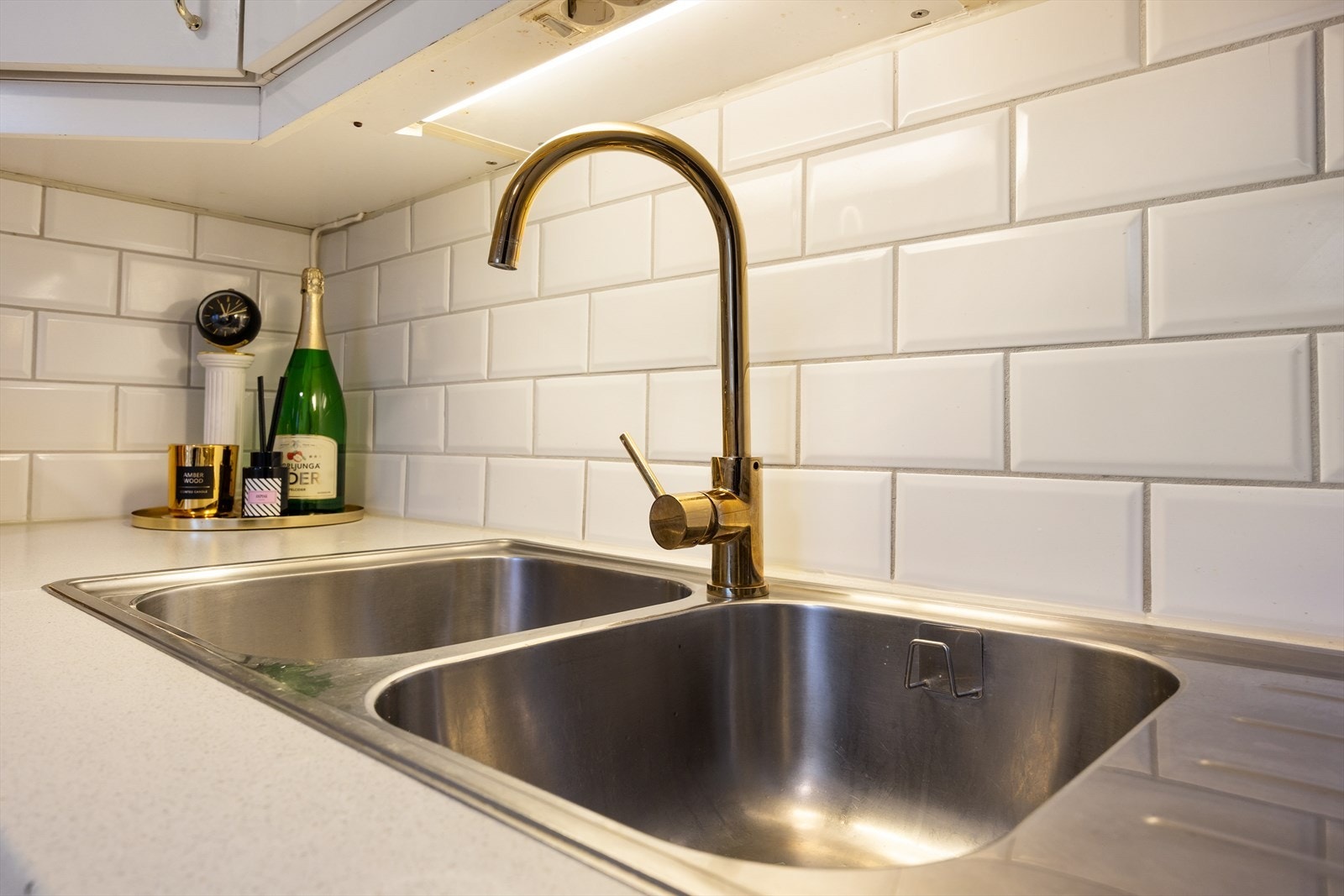 Benkeplaten har en praktisk, nedfelt kum i stål Galleribilde