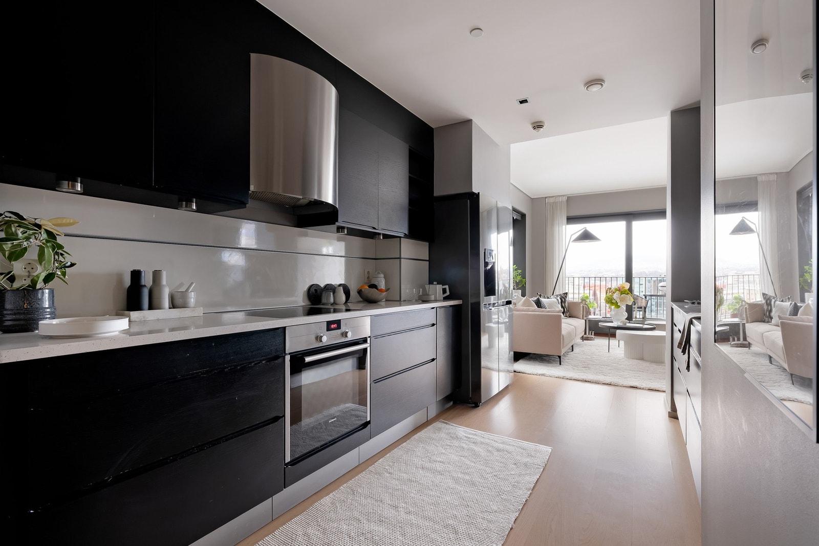 - Kjøkkenet er fra HTH med glatte fronter og benkeplate i steinkompositt - Galleribilde