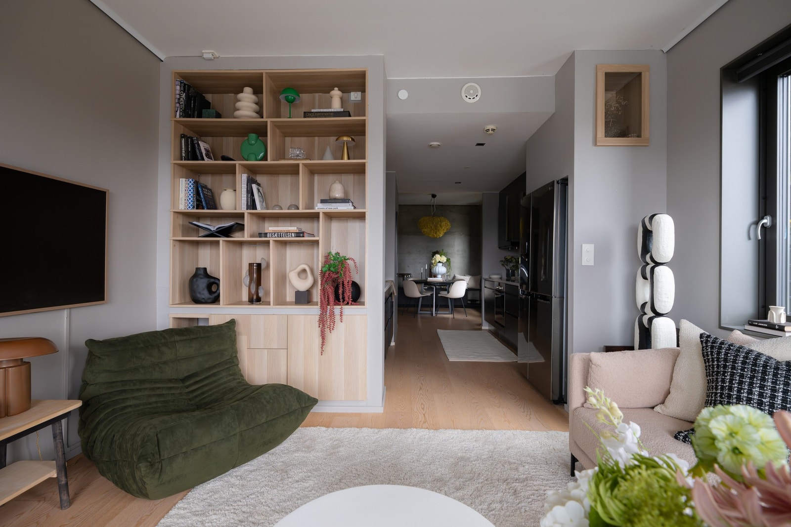 - Kjøkkenet fungerer som et naturlig skille mellom stuen og spisestuen - Galleribilde