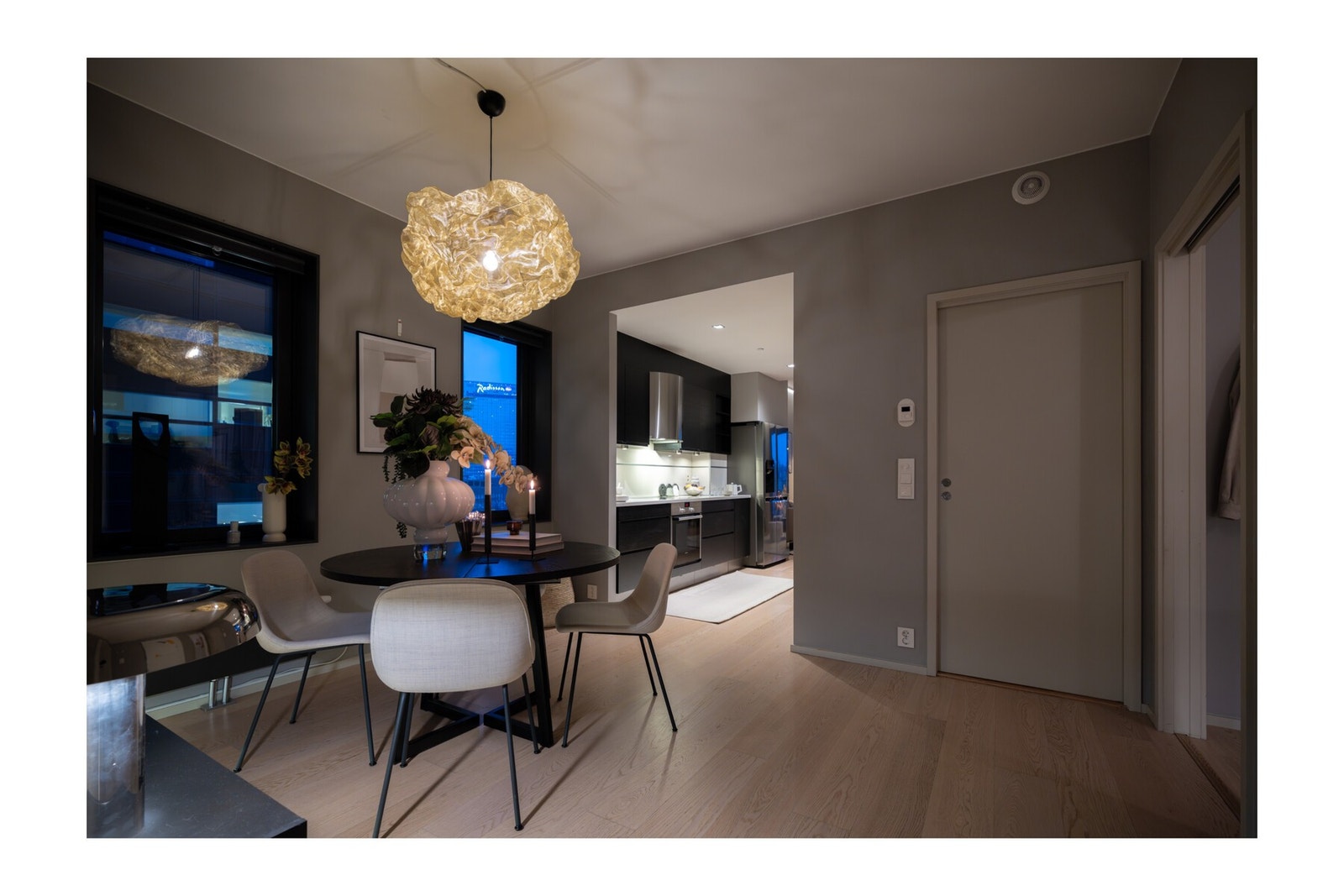 - Boligen fremstår som moderne og velholdt med en stilren, tidsriktig innredning - Galleribilde