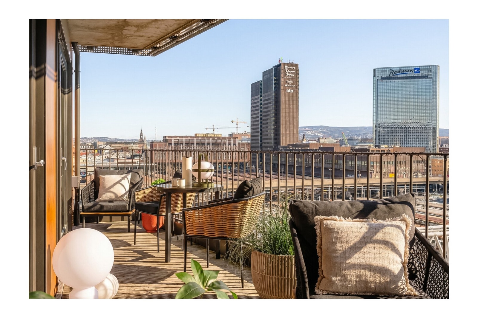 - Fra stuen er det utgang til en nordøstvendt balkong via skyvedør med trelags isolerglass - Galleribilde