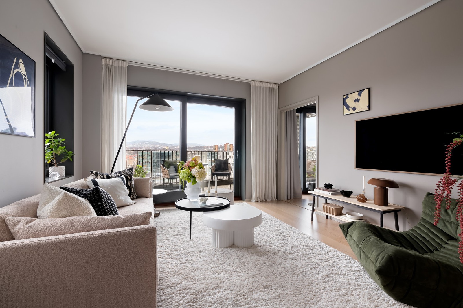 - De store vindusflatene bidrar til et luftig inntrykk og bra utsikt - Galleribilde