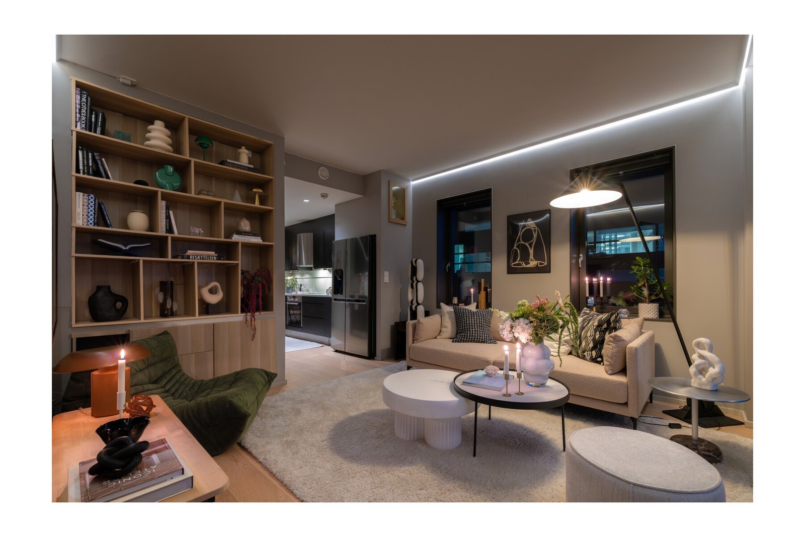 - Innbydende stue med plass til sofa, stuebord og multimedia - Galleribilde