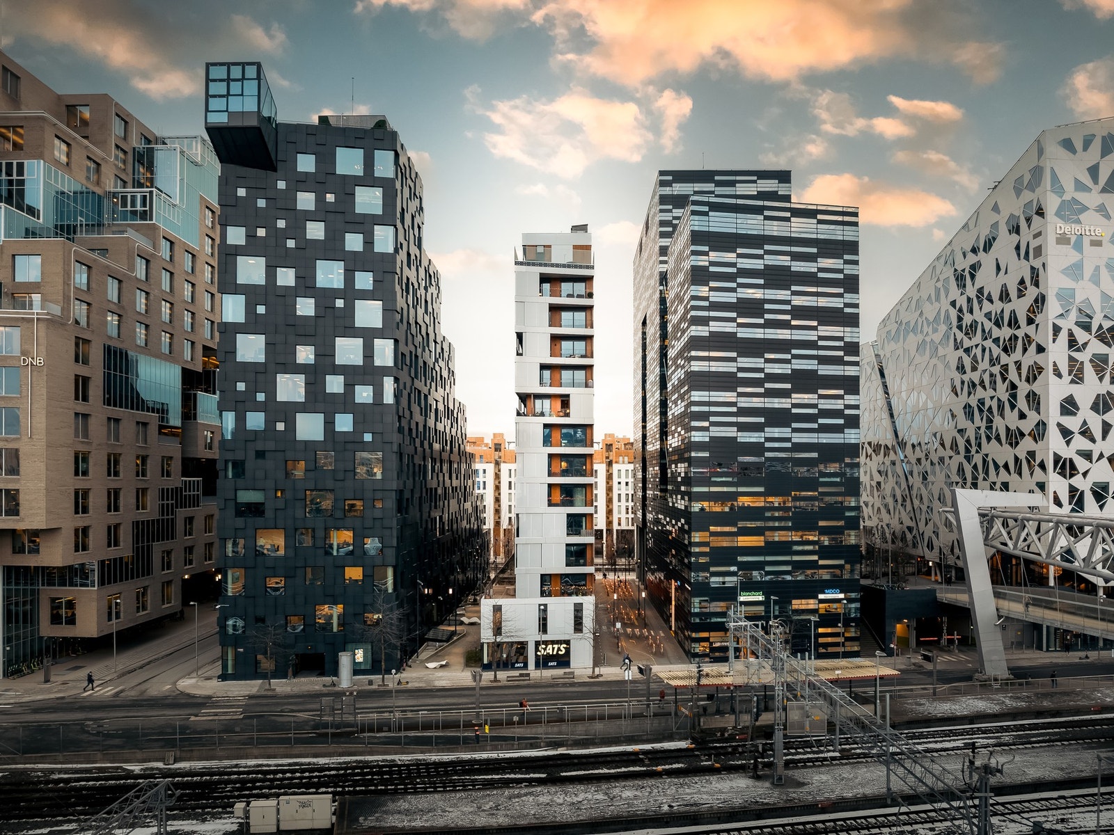 - Tomten er bare rundt 7,8 meter bred og ca. 90 meter lang, noe som gjør bygget til en av verdens smaleste boligblokker - Galleribilde