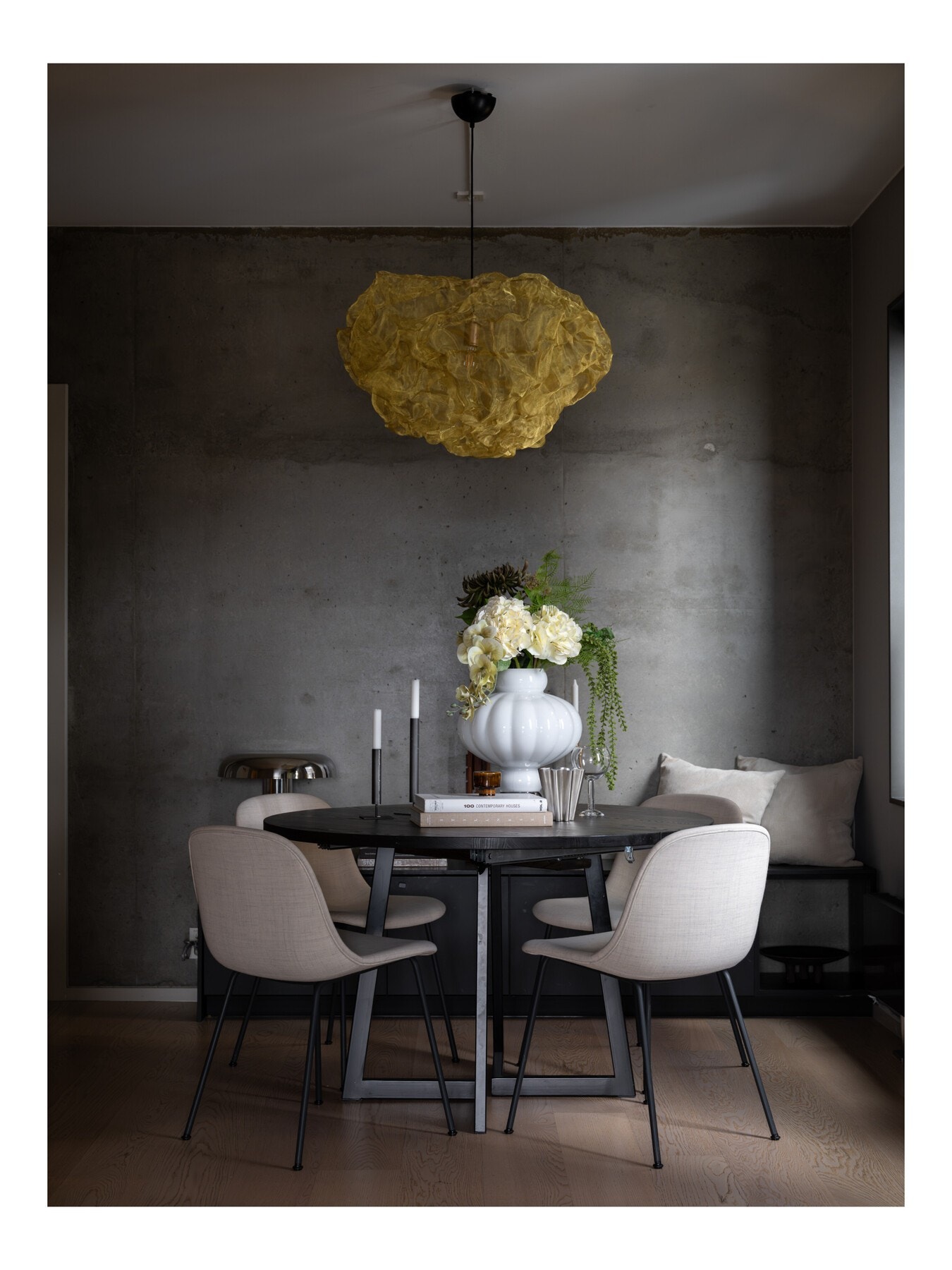 - Spiseplassen er smart plassert på motsatt side av stuesonen, men samtidig i tilknytning til kjøkkenet - Galleribilde