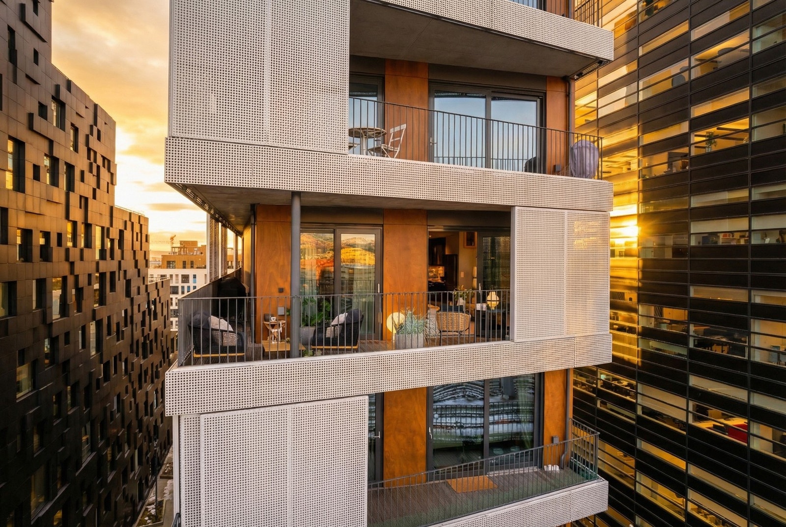 - Utenfor finner du alt et rikt byliv kan tilby i form av eksklusive forretninger og noen av Oslos mest trendy barer og restauranter - Galleribilde