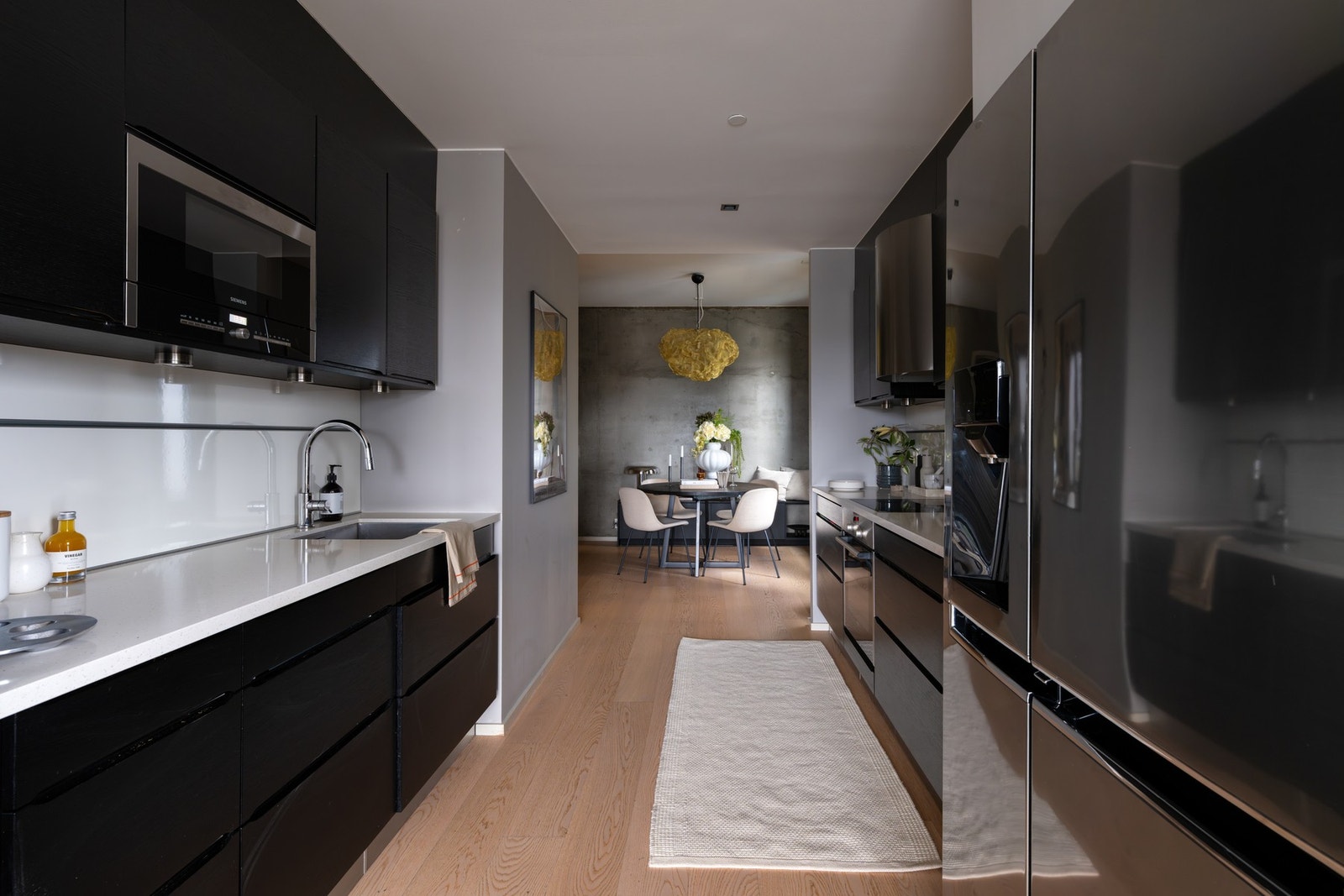 - Innredningen byr på godt med skap- og benkeplass på to sider - Galleribilde