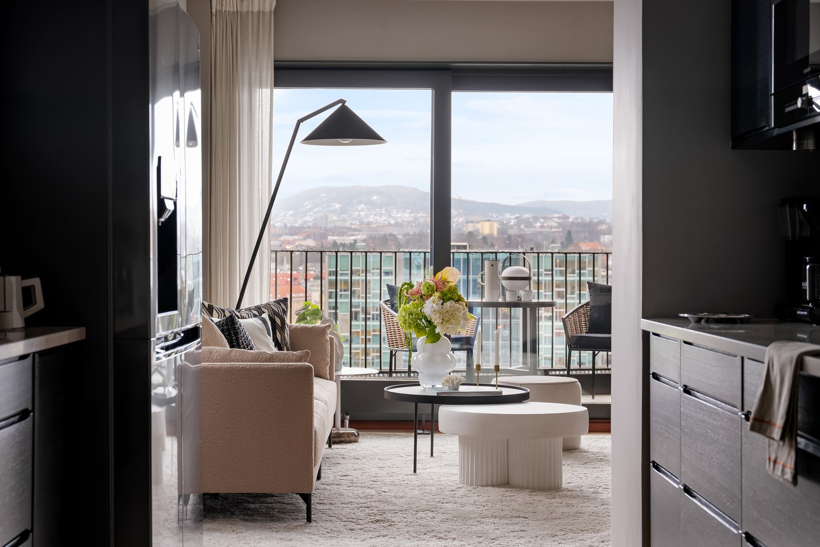 - Integrerte hvitevarer består av induksjonstopp, stekeovn, frittstående kjøleskap med isbit-maskin, mikrobølgeovn og oppvaskmaskin - Galleribilde