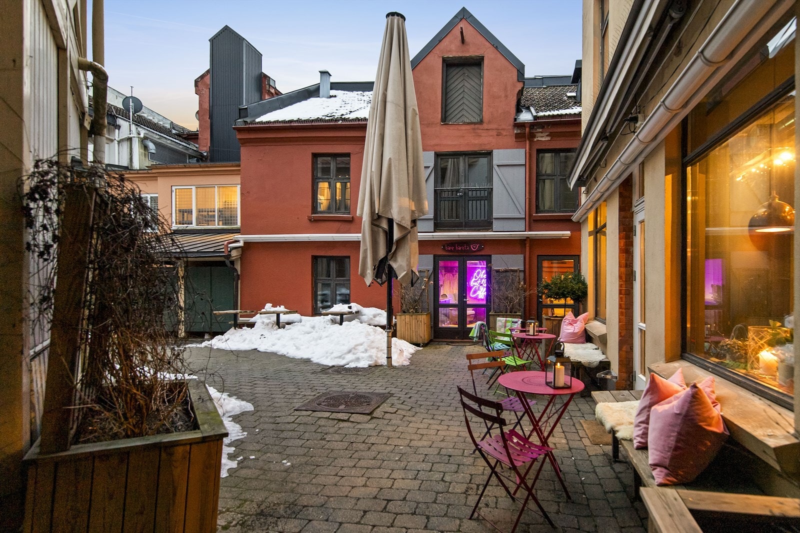 Det er også flere kaféer i umiddelbar nærhet. Galleribilde