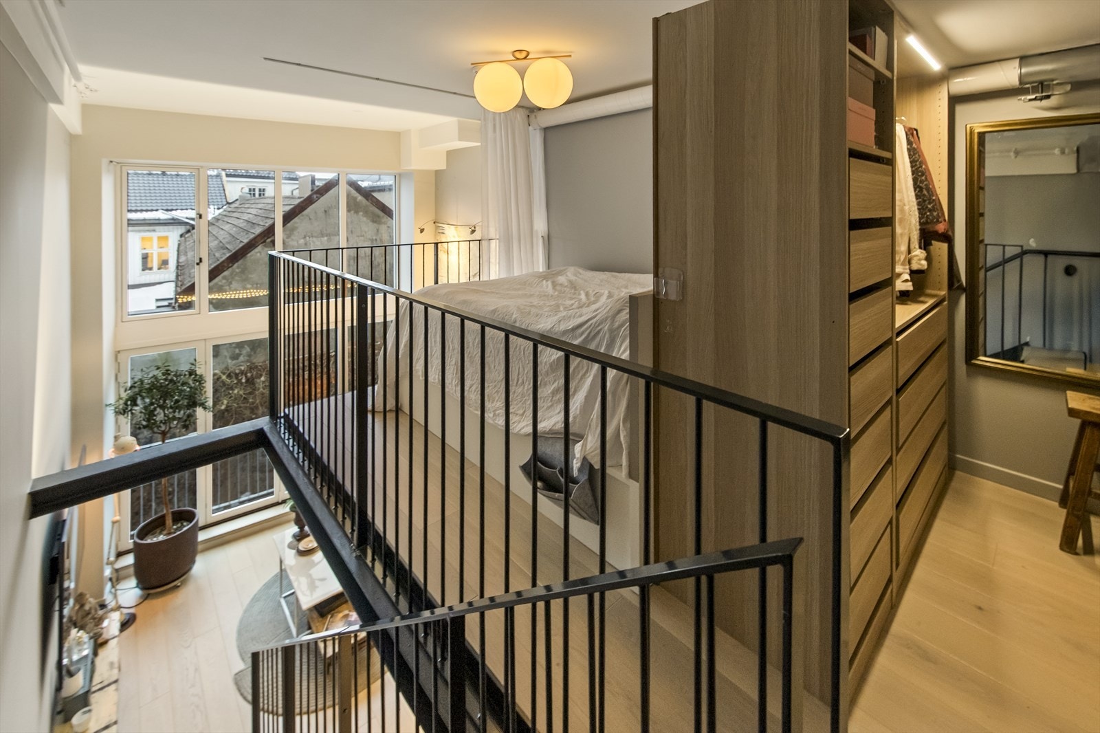 I tilknytning til soveplassen er det etablert en lekker garderobeløsning. Galleribilde