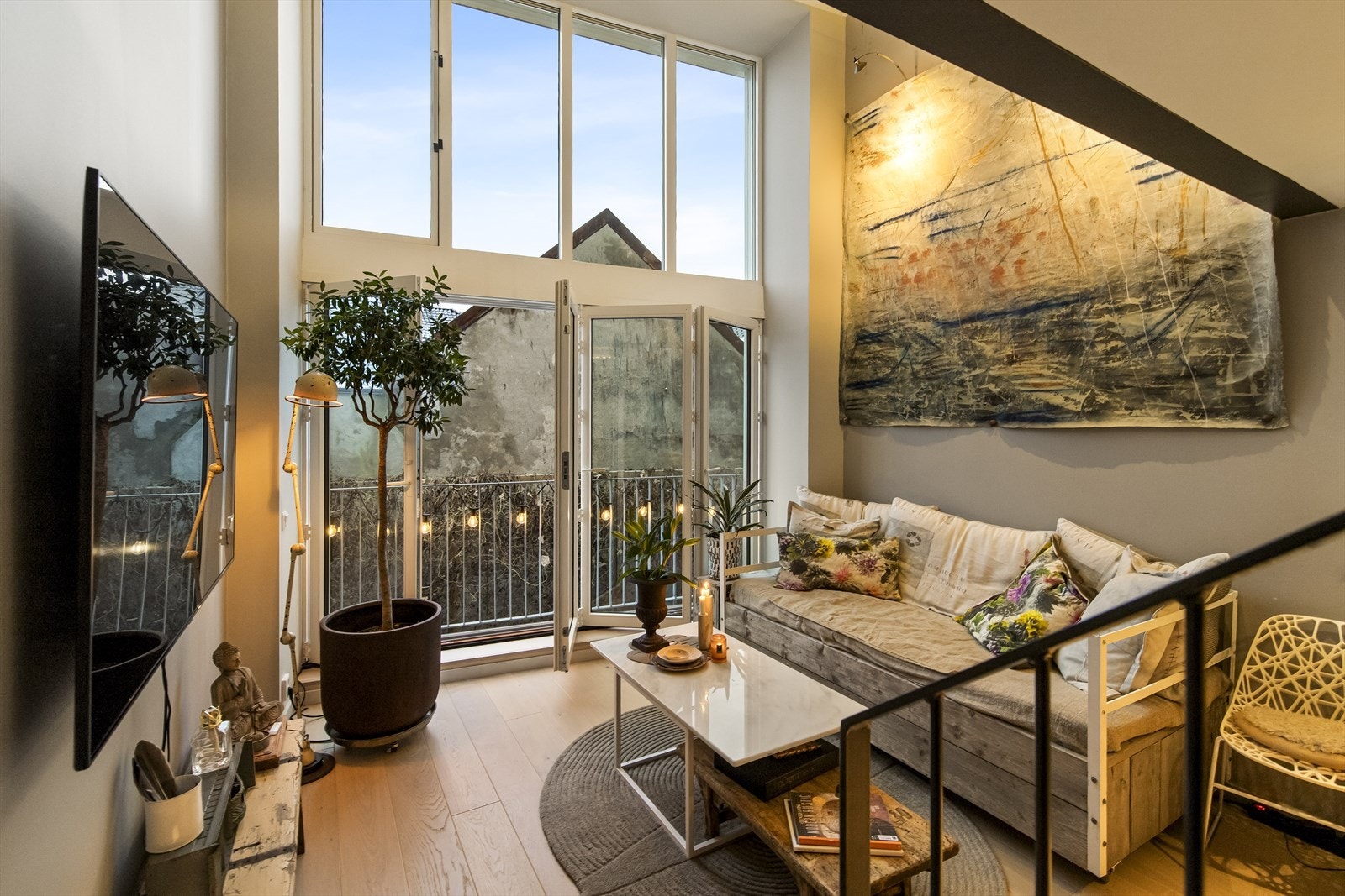 Hele "vindusveggen" kan åpnes til en fransk balkong og det er elektrisk solskjerming m/fjernkontroll. Galleribilde