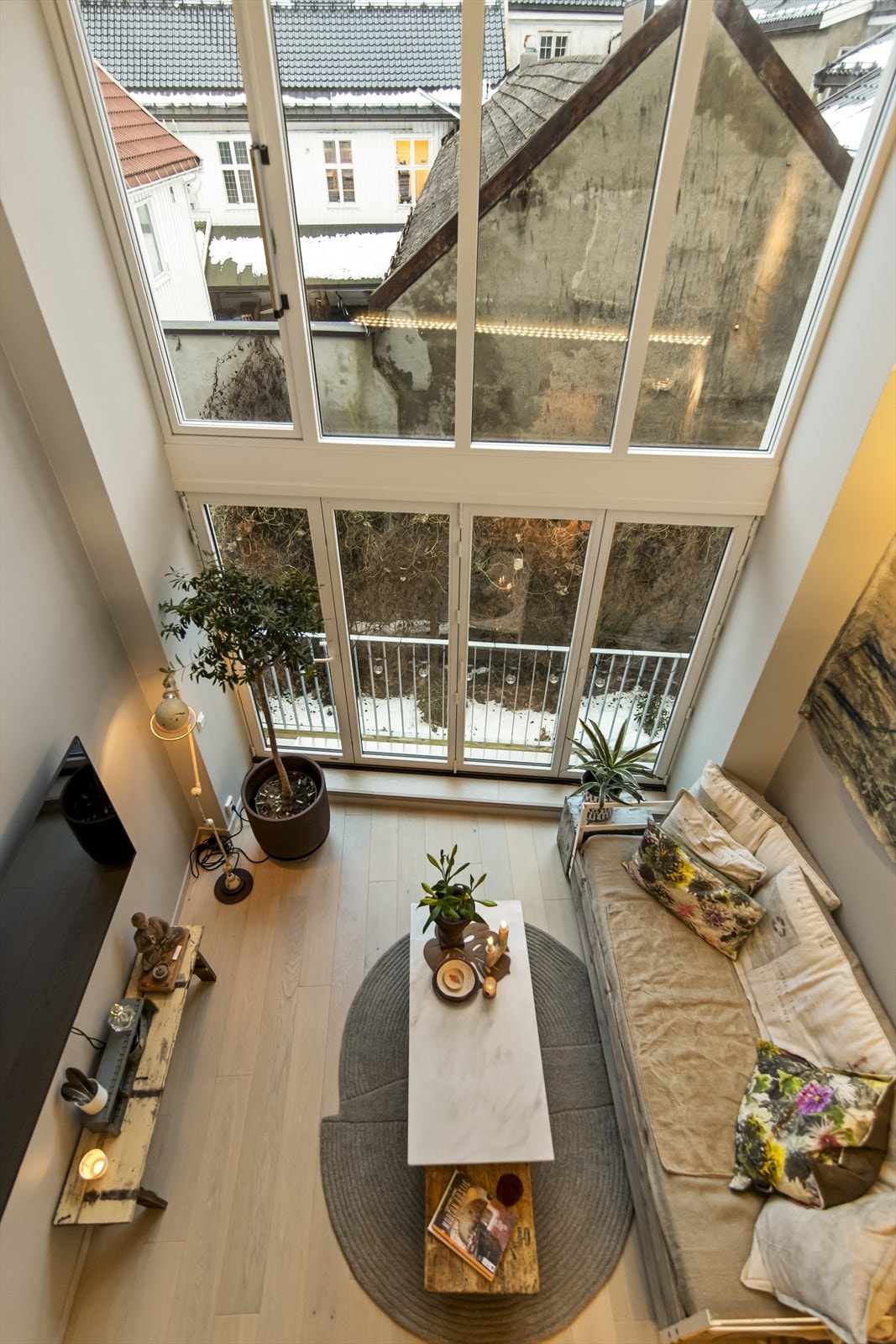 Leiligheten har et tøft preg og byr på en takhøyde opp mot 4,65 meter. Galleribilde