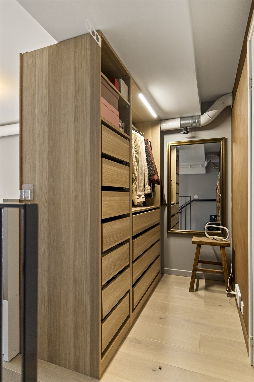 Garderobeinnredningen medfølger. Galleribilde