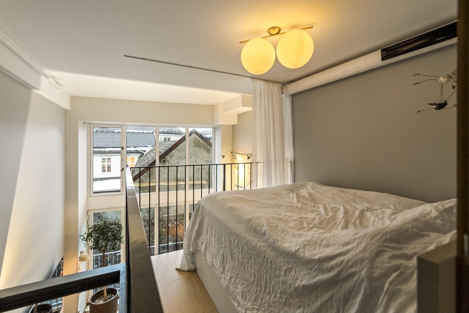 Mesaninen måler ca 12 kvadratmeter og har god plass til dobbeltseng. Galleribilde