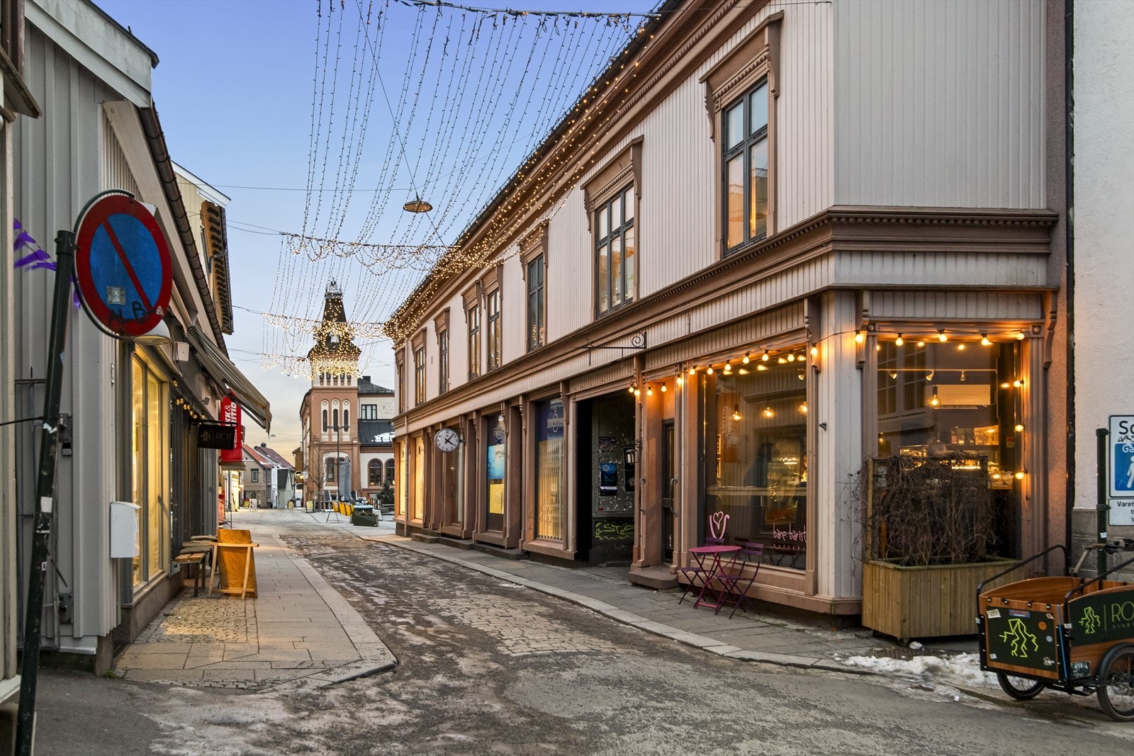 Rett utenfor døren er det kort vei til alt man trenger og mer til. Galleribilde