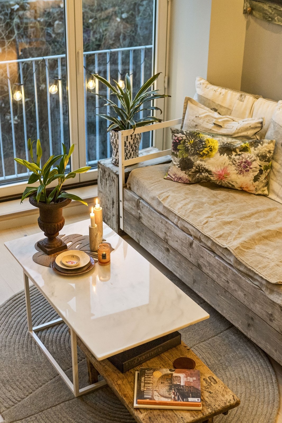 Det er balansert ventilasjon og i vindusveggen er det et praktisk, elektrisk luftevindu som betjenes med fjernkontroll. Galleribilde