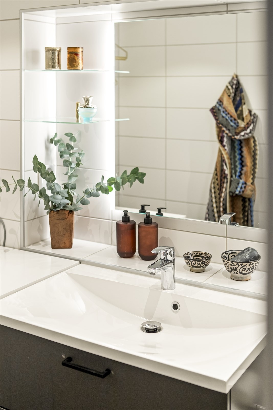 Badet har en ekstra stor og flott vask. Galleribilde