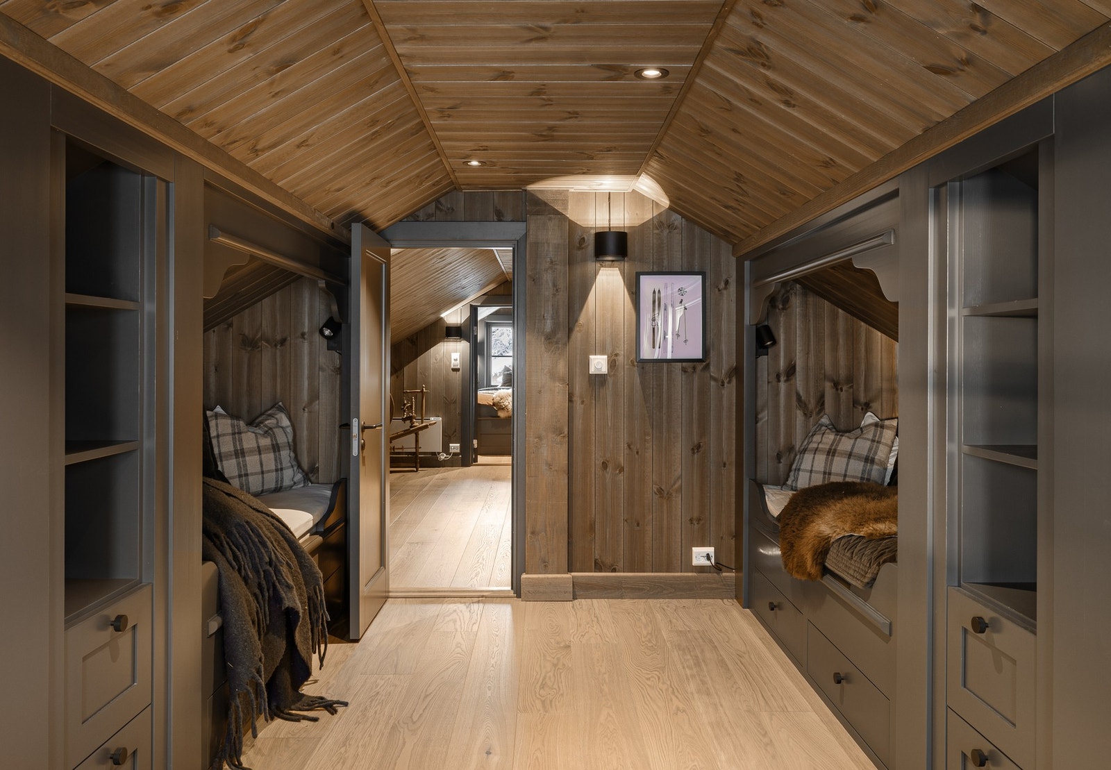 På loftet er det 2 rom som er benevnt som soverom iht. byggegodtjente tegninger, men det gjøres oppmerksom på at disse rommene ikke godkjent som rom for varig opphold og har avvik på rømningsvei. Galleribilde