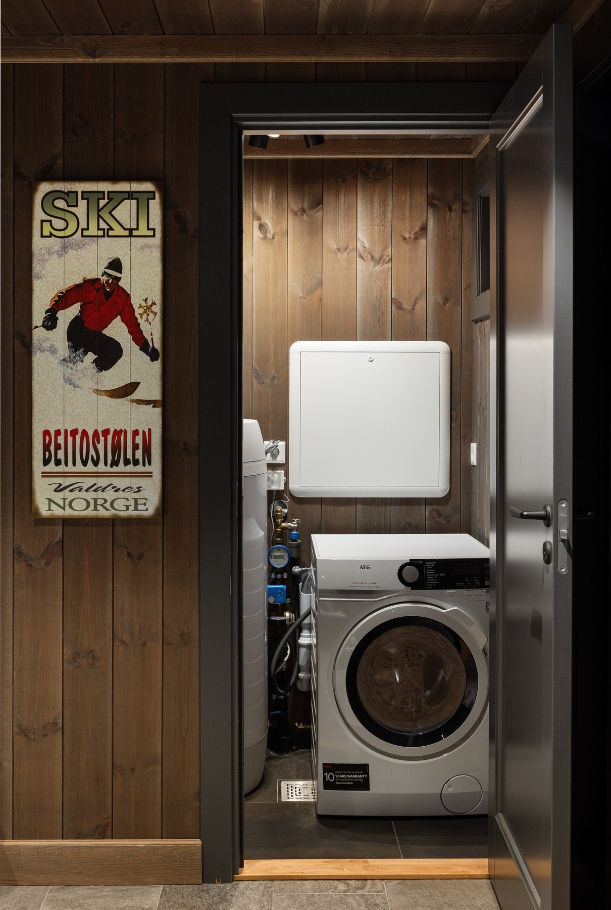 Eget teknisk rom med opplegg for vaskemaskin og tørketrommel. Det er sluk, fliser og varmekabler i gulv Galleribilde