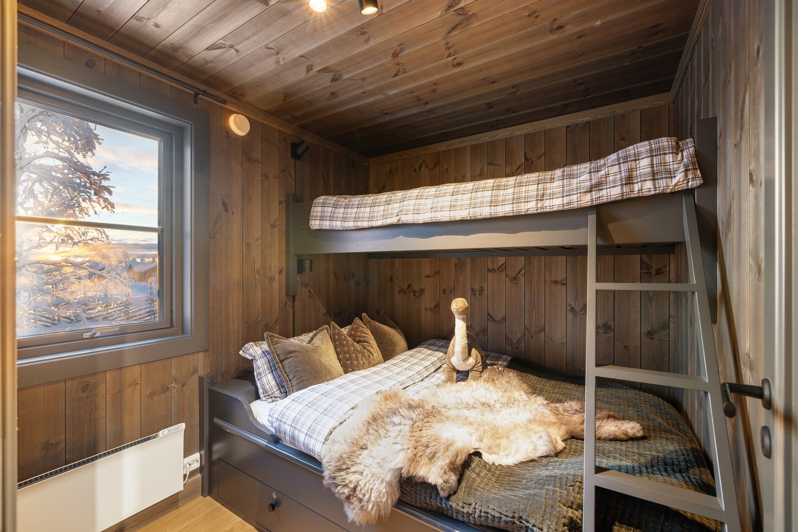 Soverom 2 har familiekøye med skuffer i sokkel Galleribilde